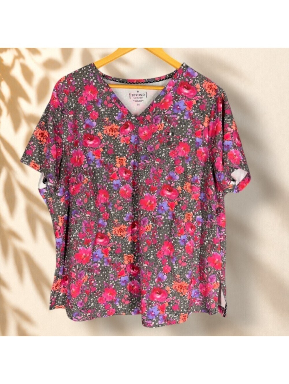 Beyond Scrub Top Women 2X Plus Gray Floral V-Neck Short Sleeve Workwear Medical